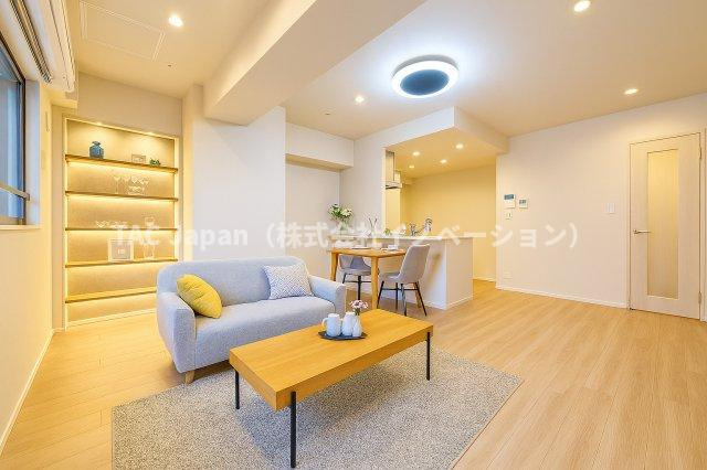 フェルクルールプレスト三ノ輪駅前の居間・リビング|落ち着いた品格ある内装と広々としたゆとりの空間が融合したリビングは、家族の安らぎの場となり、食事や団らんの時間を一層豊かに彩ります。