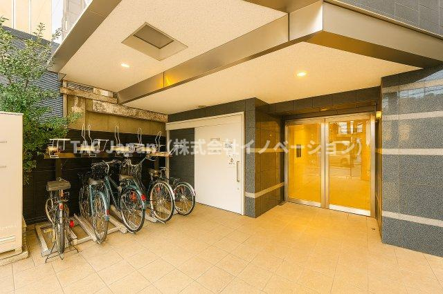 フェルクルールプレスト三ノ輪駅前のエントランス|落ち着いた上質感あふれるエントランスが、家族の帰宅を温かく包み込みます。毎日の生活に安心感と特別な安らぎをもたらし、住まう方の心にゆとりと豊かさをもたらします。