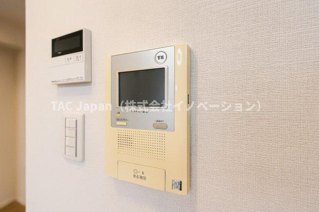 フェルクルールプレスト三ノ輪駅前の防犯設備|リビングから来訪者の姿をしっかり確認できるモニター付きインターホンは、防犯性はもちろん、急な来客にも安心して対応できる心強い設備。ご家族の安全と安心な暮らしをそっと支えてくれます。