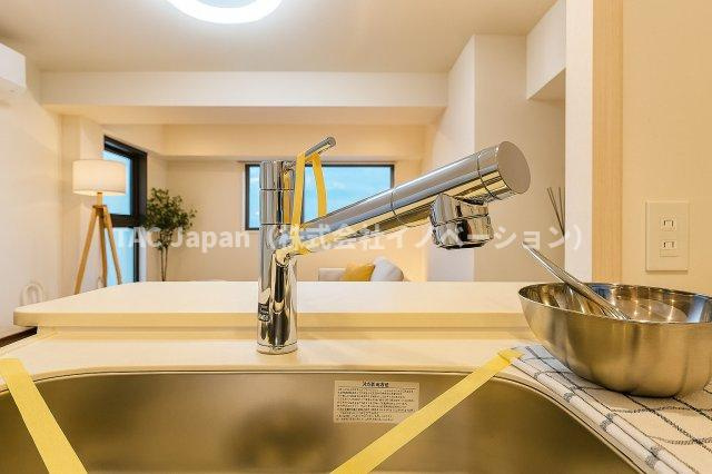 フェルクルールプレスト三ノ輪駅前のキッチン|キッチンにうれしい浄水機能付き水栓。ハンドシャワーで使い勝手も抜群、毎日の家事がちょっと楽しくなります。