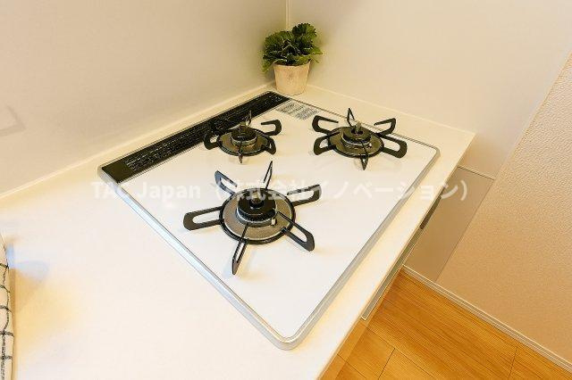 フェルクルールプレスト三ノ輪駅前のキッチン|3口ガスコンロで、同時調理もスムーズに進み、時間を有効に使えるのがうれしいポイント。炒め物、煮込み、汁物など、複数の料理を一度に作れるので、忙しい朝や夕食の準備も効率よく進みます。