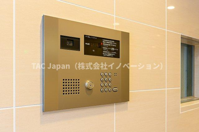 フェルクルールプレスト三ノ輪駅前の防犯設備|リビングから来訪者の姿をしっかり確認できるモニター付きインターホンは、防犯性はもちろん、急な来客にも安心して対応できる心強い設備。ご家族の安全と安心な暮らしをそっと支えてくれます。