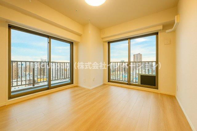 フェルクルールプレスト三ノ輪駅前の洋室|明るさと落ち着きを兼ね備えた洋室。大きな窓から差し込む自然光が、心をやさしく満たしてくれる穏やかなプライベート空間です。