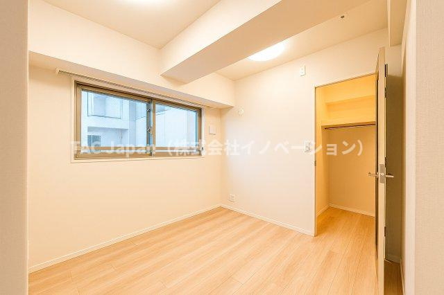 フェルクルールプレスト三ノ輪駅前の洋室|窓からたっぷりと差し込む自然光と、ほどよい広がりが心をゆるめてくれる洋室。家具のレイアウトも自在で、気分や季節に合わせて自分らしい空間づくりが楽しめます。