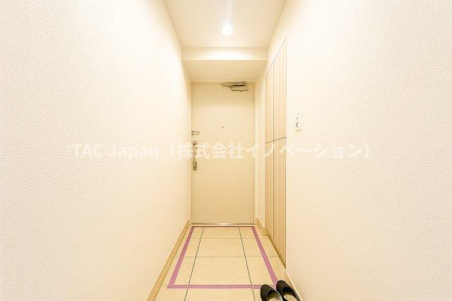 フェルクルールプレスト三ノ輪駅前の玄関|落ち着いたデザインと広々とした空間が調和する玄関は、住まう人を温かく迎え入れます。毎日の出発と帰宅を心地よく包み込み、日常に上質なひとときをもたらしてくれる場所です。