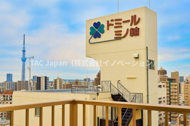 フェルクルールプレスト三ノ輪駅前の展望|スカイツリービューが広がるバルコニーは、暮らしの舞台を美しく彩ります。窓を開けるたびに心がほどけ、穏やかな風と光に包まれる、ゆったりとした時間が流れています。日々の喧騒から離れた心地よい住まいです。