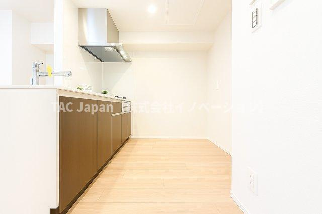 フェルクルールプレスト三ノ輪駅前のキッチン|毎日の料理が楽しくなる、機能的でスタイリッシュなキッチン。収納も豊富で、すっきりとした空間を保ちながら、家族との会話が自然と生まれる心地よい場所です。の