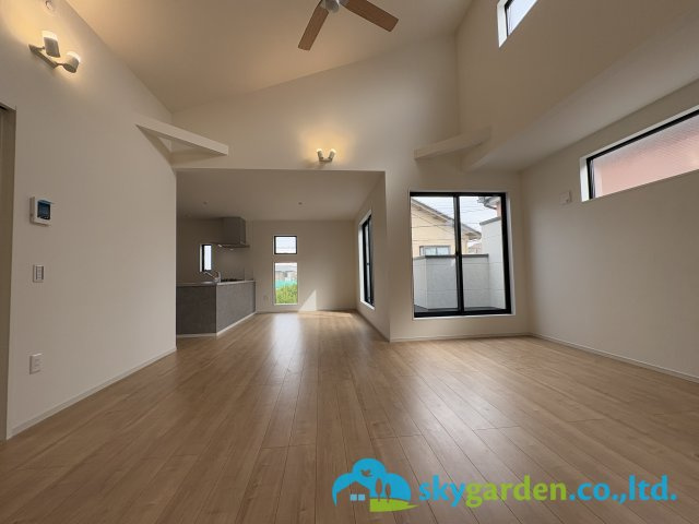 茅ヶ崎市本村２期　新築一戸建て全1棟の居間・リビング|おしゃれな居間です