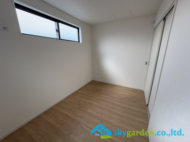 茅ヶ崎市本村２期　新築一戸建て全1棟の洋室|リビング隣のコンパクトで使いやすい洋室です