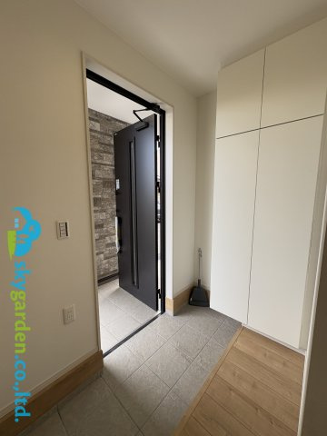 茅ヶ崎市本村２期　新築一戸建て全1棟の玄関|落ち着いた玄関です