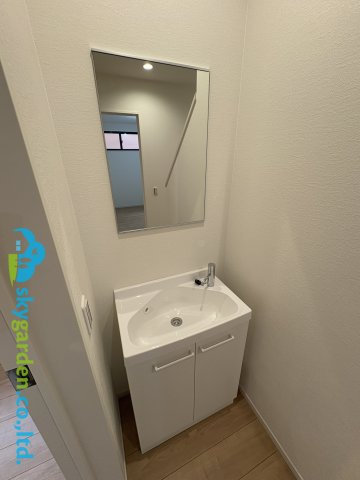 茅ヶ崎市本村２期　新築一戸建て全1棟の独立洗面台|1階玄関ホールにある洗面台