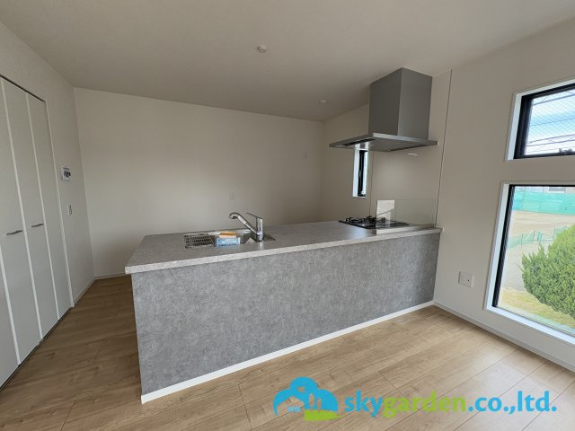 茅ヶ崎市本村２期　新築一戸建て全1棟のキッチン|視界良好、会話が弾む対面キッチン