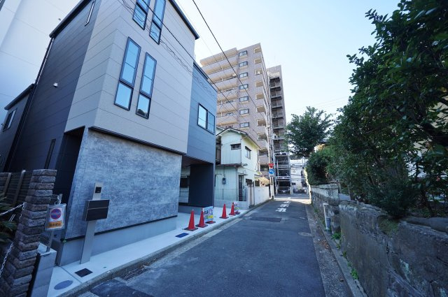 【横浜市西区浅間町3丁目176-8全2棟新築戸建て】★仲介手数料無料★（浅間台小学校・岡野中学校）の前面道路含む現地写真