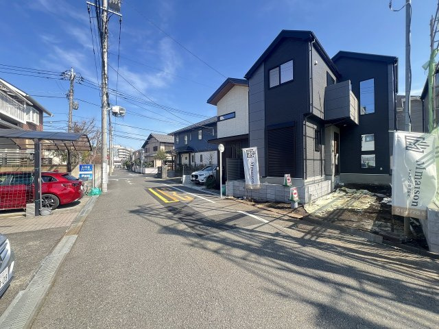 日野市多摩平2期の前面道路含む現地写真