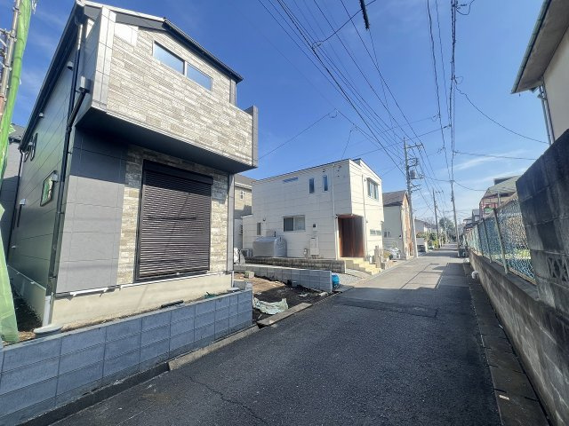 日野市多摩平2期の前面道路含む現地写真