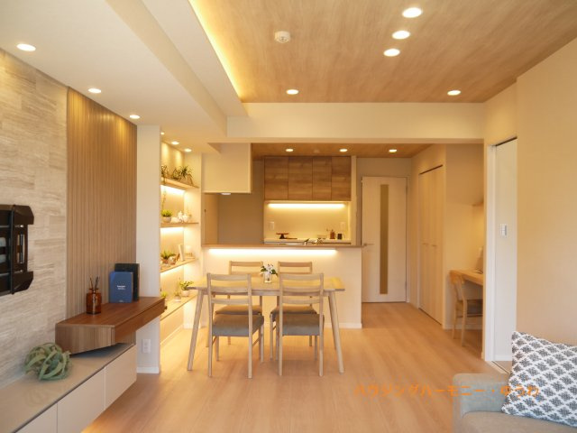 【居間・リビング】 | サンクレイドルレヴィール池袋 | 光と風があふれる開放的なリビングダイニングには自然と家族みんなが集まってきます。