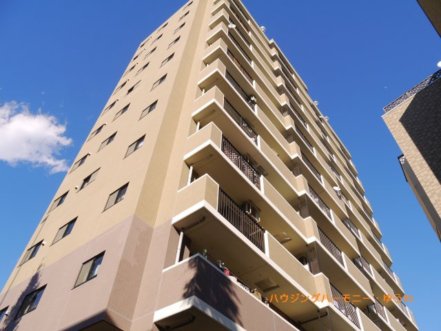 【外観】 | サンクレイドルレヴィール池袋 | 陽光浴びる外観がシンプルな外観をより際立たせ、人々の記憶に存在感を植え付けます。