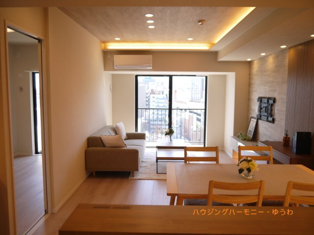 【居間・リビング】 | サンクレイドルレヴィール池袋 | 家族が集まる空間にふさわしい素敵な雰囲気に仕上がった室内。ふんだんに陽射しが注ぐ明るいリビングには家族が自然と集い笑顔に。