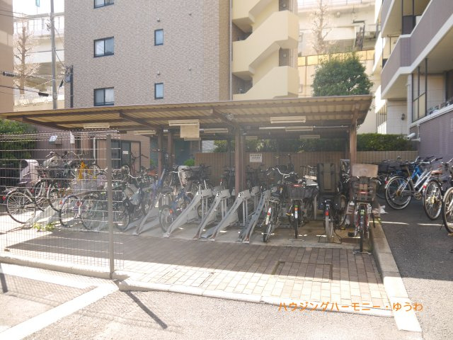 【駐輪場】 | サンクレイドルレヴィール池袋 | 屋根付きの駐輪場となっていますので、雨の日でも大切な自転車が濡れずに済みます。