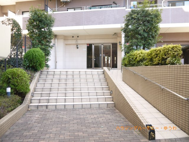 【エントランス】 | サンクレイドルレヴィール池袋 | 重厚感溢れるエントランスは、マンションの優雅さを示す特徴でもあります。