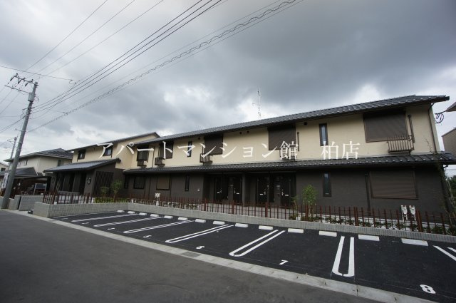 WEST COURT 楓の駐車場