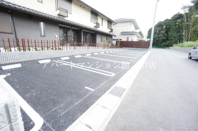 WEST COURT 楓の駐車場