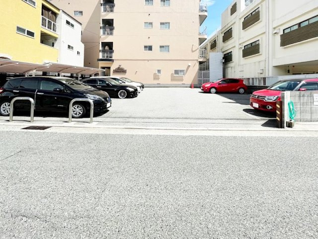 ファイン苦楽園の駐車場