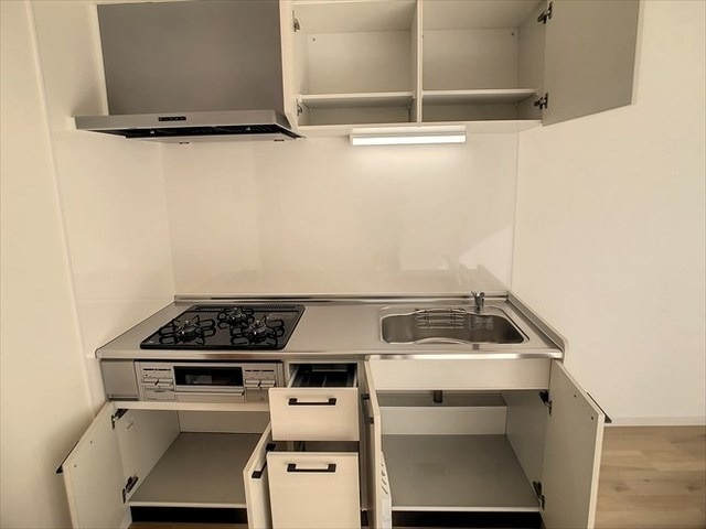 フォーブル那珂川のキッチン|☆リノベーション☆お洒落な外観、広々システムキッチン（３口）、料理の幅が広がる♪