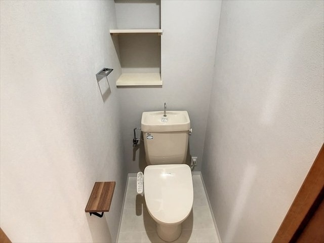 フォーブル那珂川のトイレ|【リノベーション】トイレ（温水洗浄便座・手洗いカウンター付き）、とても綺麗で清潔感があります♪