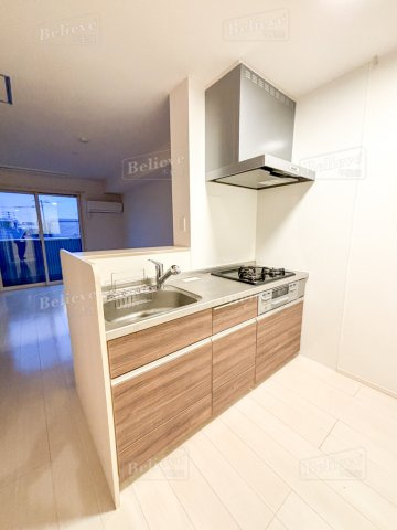 プリムローズのキッチン|3口コンロ・グリル付きの使いやすいシステムキッチンです♪