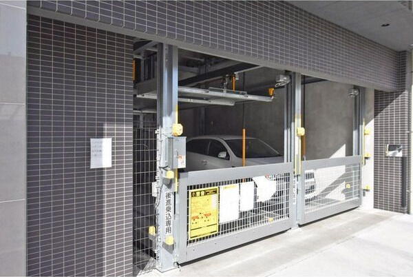 エスリード新栄テセラの駐車場