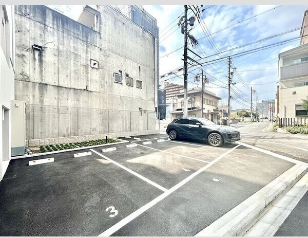 エスリード泉プレステージの駐車場
