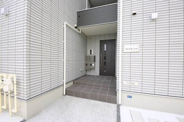 Anecis栄生町のエントランス