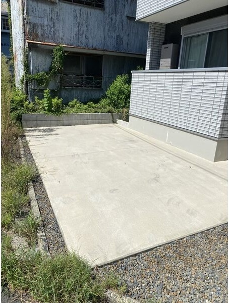 Anecis栄生町の駐車場