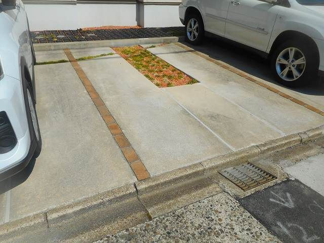 ファミール中出の駐車場