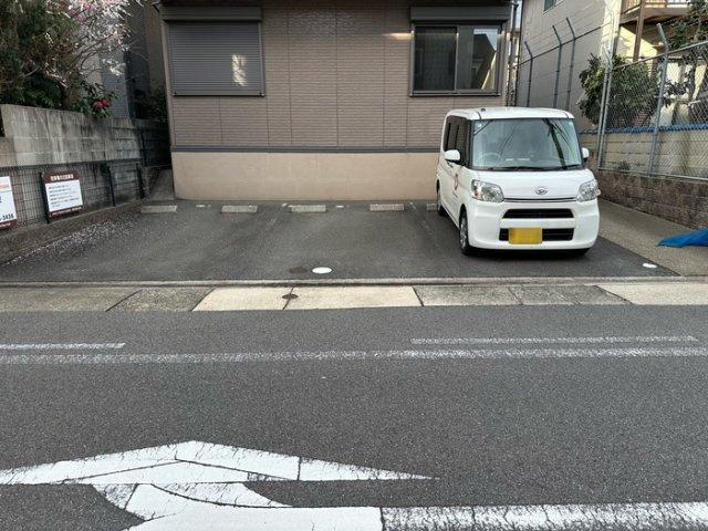 ラポール春岡の駐車場