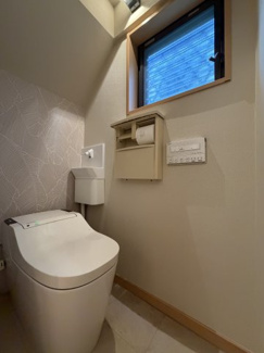 【トイレ】 | 小室町戸建 | 温水洗浄便座付きのトイレになります。