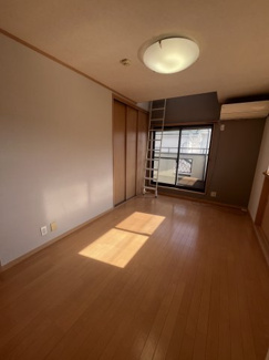 【洋室】 | 小室町戸建 | 落ち着いた色調の洋室です