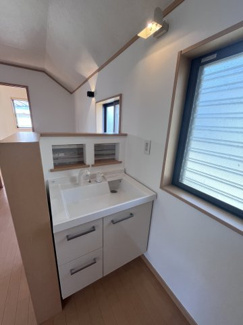 【独立洗面台】 | 小室町戸建 | 2階にも独立洗面台がございます。