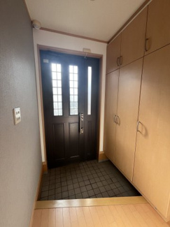 【玄関】 | 小室町戸建 | 明るい玄関です