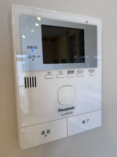 【セキュリティ】 | 小室町戸建 | TVモニター付きインターホンです。