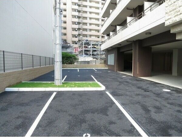RAFFLE OZONEの駐車場