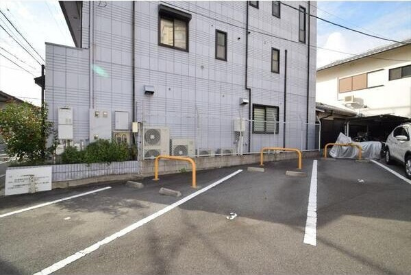 メゾンM&Yの駐車場