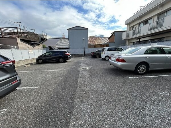 プランドール浅間町の駐車場