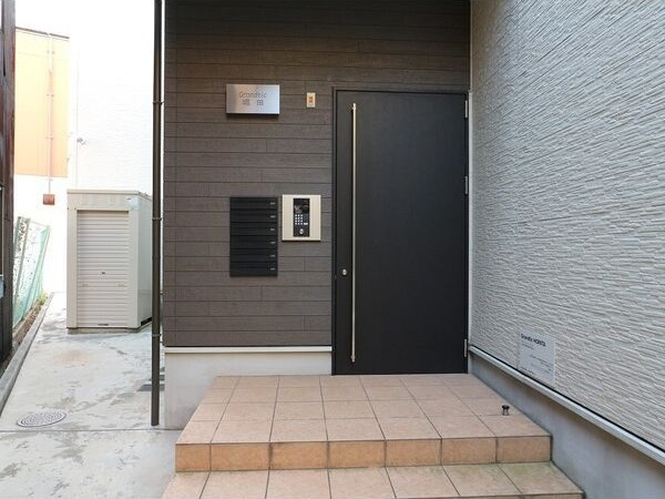 Grandtic堀田のエントランス