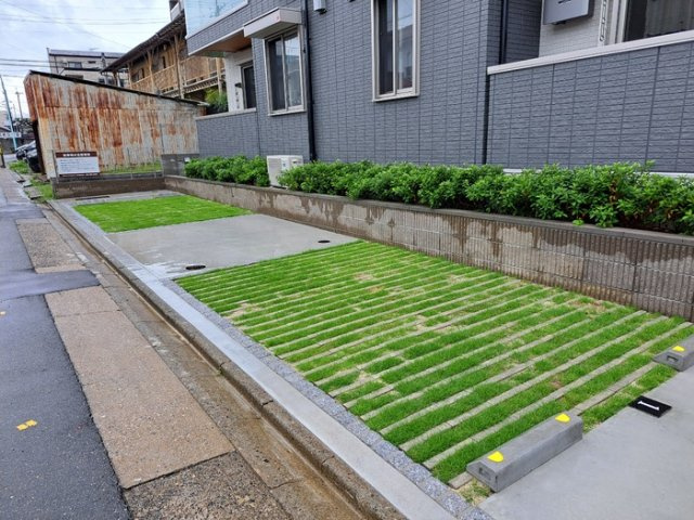 グラン仁所町の駐車場