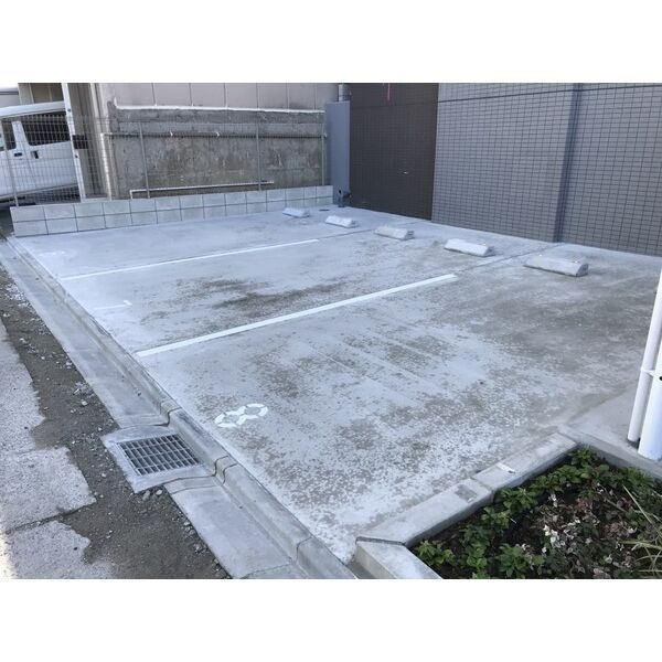 モンテーニュ名駅の駐車場