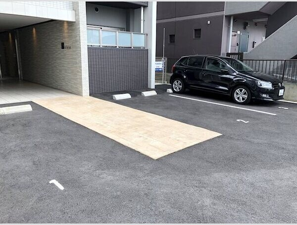 ア レーズの駐車場