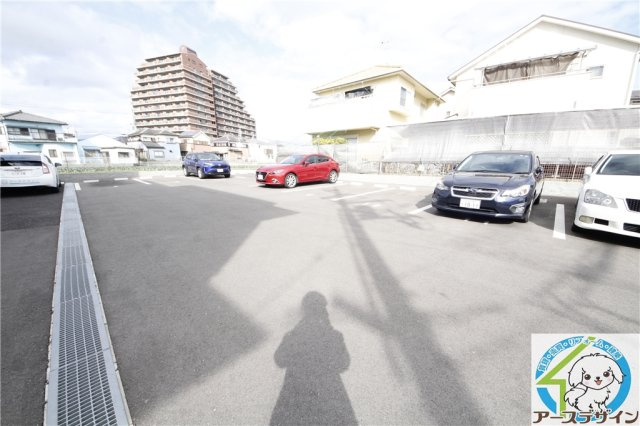 シャルムソレイユⅢ番館の駐車場