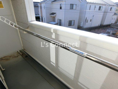 【バルコニー】 | ラ・ヴィ | ２階のお部屋で洗濯物もたくさん干せます。